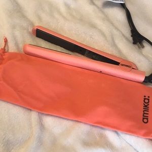 NWT Amika: flat iron